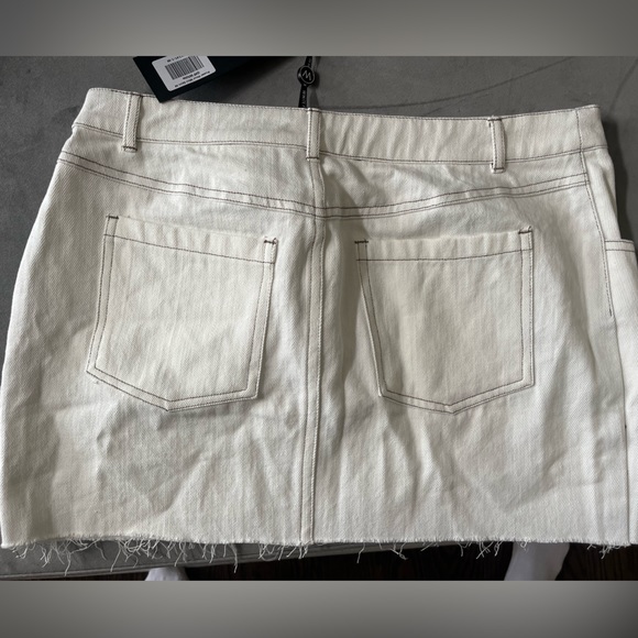 WHITE FOX SKIRT NEVER WORN - Picture 2 of 3